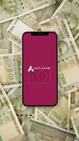 Foto de Axis Bank en la pantalla del teléfono móvil, fondo aislado - Imagen libre de derechos
