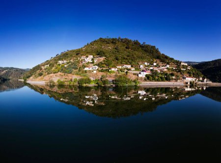 Téléchargez les photos : Vue panoramique d'une rive couverte de verdure du Rio Douro à Caldas de Aregos, Resende, Portugal - en image libre de droit