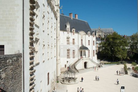 Téléchargez les photos : Le beau château blanc des ducs de Bretagne à Nantes en France par une journée ensoleillée - en image libre de droit