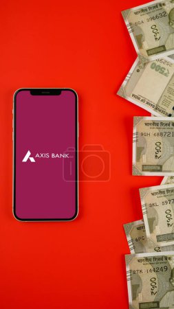 Foto de Axis Bank en la pantalla del teléfono móvil, fondo aislado - Imagen libre de derechos