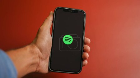 Téléchargez les photos : Spotify application musicale sur le smartphone, application pour la musique, la radio et le streaming podcast, téléphone intelligent ios - en image libre de droit