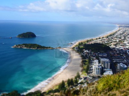Téléchargez les photos : Une vue naturelle sur la belle côte et la plage de la ville de Maunganui, Nouvelle-Zélande - en image libre de droit