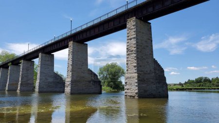 Foto de Un puente de piedra sobre un río en la ciudad de St. Marys ontario en Canadá - Imagen libre de derechos