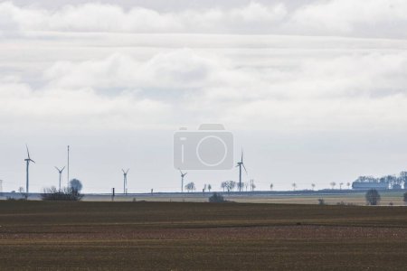 Téléchargez les photos : Une belle vue sur la campagne avec des éoliennes par une journée nuageuse - en image libre de droit