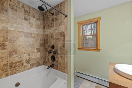 Foto de Un baño de diseño rústico en una casa elegante - Imagen libre de derechos