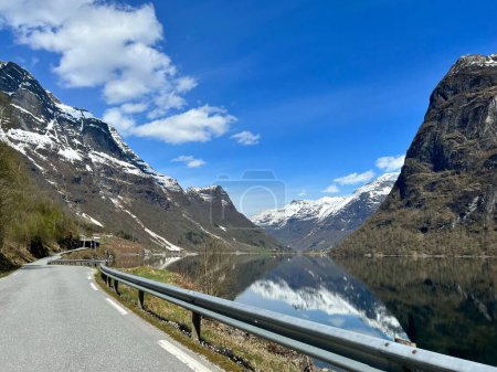 Téléchargez les photos : Une vue imprenable sur la nature avec un fjord et des montagnes à Olden, Norvège - en image libre de droit