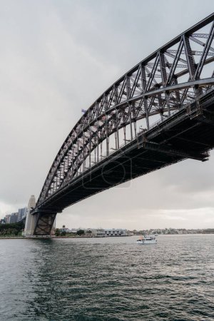 Téléchargez les photos : Un long pont sur la rivière dans une ville - en image libre de droit