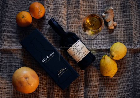 Téléchargez les photos : Une vue de dessus du célèbre Vin de Constance du vignoble Klein Constantia avec des fruits et un gingembre sur une table - en image libre de droit