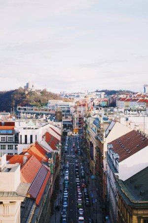 Foto de Un plano vertical del hermoso paisaje urbano de Praga con arquitectura tradicional en la República Checa - Imagen libre de derechos