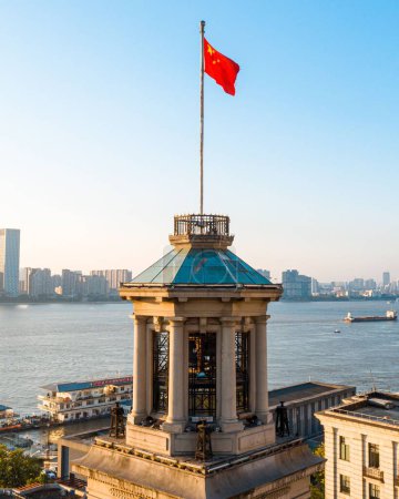 Téléchargez les photos : Un plan vertical du musée de la douane de Hankou au bord de la rivière à Wuhan sous le ciel bleu - en image libre de droit