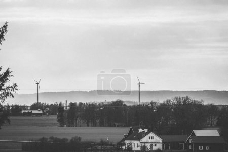 Téléchargez les photos : Une belle vue sur la campagne avec des éoliennes par temps nuageux - en image libre de droit
