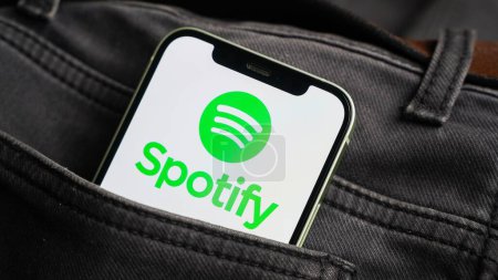 Foto de Spotify aplicación de música en el teléfono inteligente, aplicación para la música, radio y transmisión de podcast, iOS teléfono inteligente - Imagen libre de derechos