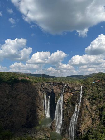 Téléchargez les photos : Une vue panoramique verticale de la cascade de Jog Falls sur la rivière Sharavati au Karnataka, en Inde - en image libre de droit