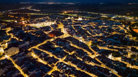 Téléchargez les photos : Un drone de bâtiments et de maisons à Elvas, Portugal la nuit - en image libre de droit