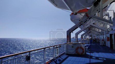 Foto de Una vista panorámica de un mar tranquilo capturado desde un crucero en un hermoso día de verano - Imagen libre de derechos