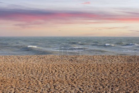 Téléchargez les photos : Une vue panoramique de Dungeness Beach en Angleterre pendant le coucher du soleil - en image libre de droit