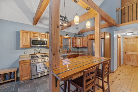 Foto de Una cocina de diseño rústico y comedor en una casa elegante - Imagen libre de derechos
