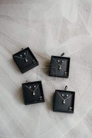 Foto de Un plano vertical de hermosos collares en las cajas negras - Imagen libre de derechos