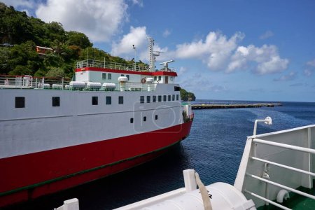 Téléchargez les photos : Une belle vue sur un ferry rouge et blanc ancré dans le port. - en image libre de droit