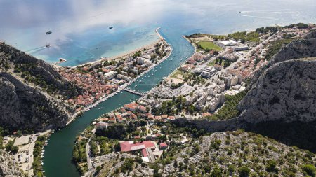 Téléchargez les photos : Un plan aérien de l'Omis en Croatie, Dalmatie - en image libre de droit