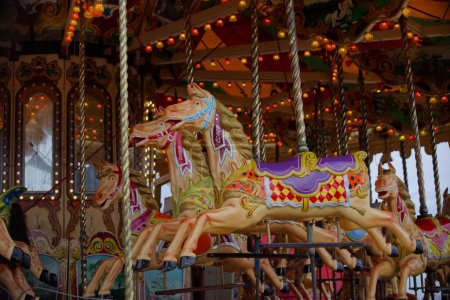 Foto de Asientos vacíos en forma de caballo en tiovivo vintage listos para montar en el evento anual Seafront Fun Fair en Bray, Co. Wicklow, Irlanda. - Imagen libre de derechos