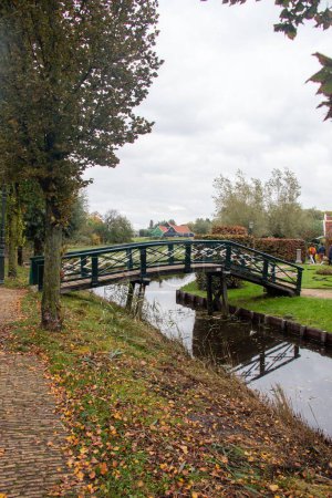 Téléchargez les photos : Vue verticale d'un pont sur la rivière dans le Zaanse Schans, Zaanstad, Pays-Bas. - en image libre de droit