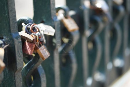 Téléchargez les photos : Une mise au point sélective de divers cadenas amour sur une clôture métallique d'un pont - en image libre de droit