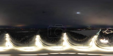 Foto de Una vista panorámica aérea de carreteras suburbanas vacías ligeramente iluminadas en invierno por la noche - Imagen libre de derechos