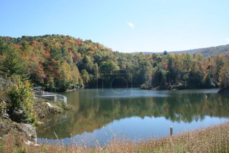 Téléchargez les photos : Vue panoramique d'un lac entouré de montagnes verdoyantes et fumées dans le Tennessee, États-Unis - en image libre de droit