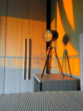 Téléchargez les photos : Lampe de style rétro dans la chambre au coucher du soleil, plan vertical - en image libre de droit