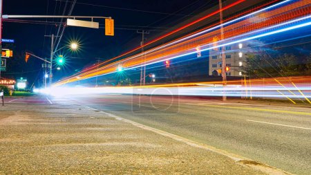 Foto de Una larga exposición de los senderos de luz de los coches por la noche en la carretera de la ciudad - Imagen libre de derechos