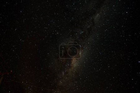 Foto de El campo de estrellas contra el cielo por la noche - Imagen libre de derechos