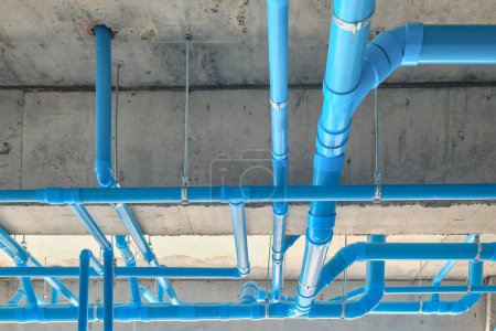 Foto de Un tiro de ángulo bajo de tubos azules industriales en un techo - Imagen libre de derechos