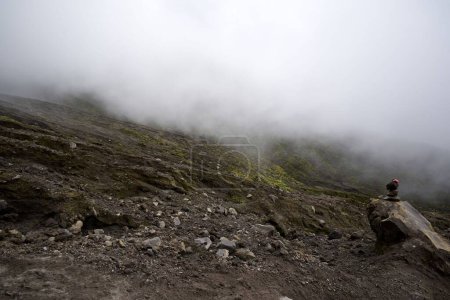 Foto de Una hermosa vista de una niebla en la cima de una montaña - Imagen libre de derechos