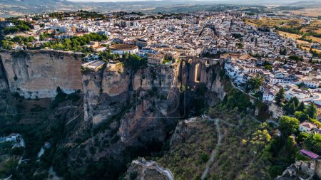 Foto de Un disparo de dron de edificios y casas en el borde de una roca en Ronda, España - Imagen libre de derechos
