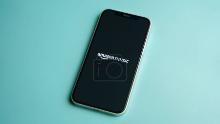 Foto de Amazon Music aplicación en el teléfono inteligente, aplicación para la música, radio y transmisión de podcast, iOS teléfono inteligente - Imagen libre de derechos