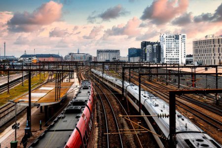Téléchargez les photos : Une vue panoramique des trains et des chemins de fer de Copenhague au Danemark - en image libre de droit
