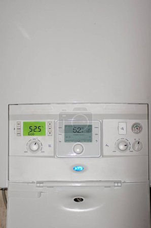Téléchargez les photos : Vue verticale des détails d'un système moderne de température de l'énergie dans une maison - en image libre de droit