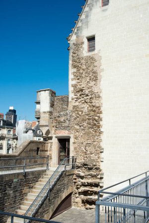 Foto de Un plano vertical del hermoso Castillo blanco de los Duques de Bretaña en Nantes Francia en un día soleado - Imagen libre de derechos