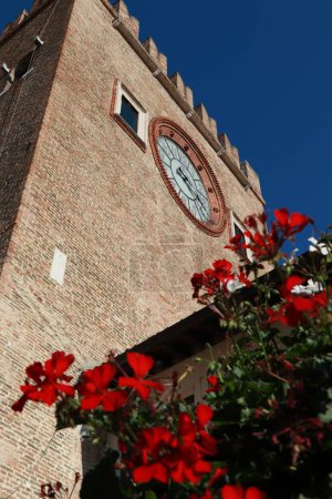 Téléchargez les photos : Un gros plan vertical de la tour de l'Horloge Torre di Mestre à Venise, Italie - en image libre de droit