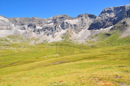 Téléchargez les photos : La belle vallée verte avec des montagnes rocheuses. Parc national des Pyrénées, France. - en image libre de droit