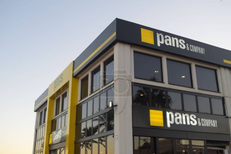 Foto de Una vista exterior de la tienda Pans & Company en Alicante, España a la luz del día - Imagen libre de derechos