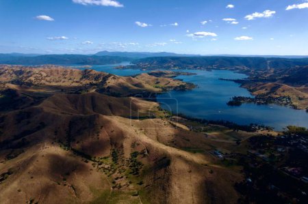 Téléchargez les photos : Vue aérienne du lac Eildon entouré de montagnes à Victoria, Australie - en image libre de droit