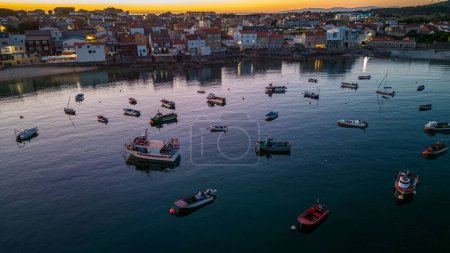 Téléchargez les photos : Un drone de navires et de maisons sur la côte rocheuse du parc naturel de Corrubedo en Galice, Espagne - en image libre de droit