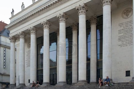 Téléchargez les photos : Le beau Théâtre Graslin avec de grandes colonnes à Nantes France avec des gens assis dans les escaliers - en image libre de droit