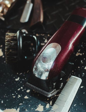 Foto de Un primer plano de las tijeras de pelo con cepillo de peluquero Duster en la mesa - Imagen libre de derechos