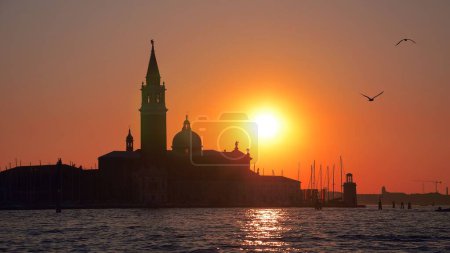 Foto de Una silueta de un edificio y una torre situada en la isla de San Giorgio Maggiore - Imagen libre de derechos