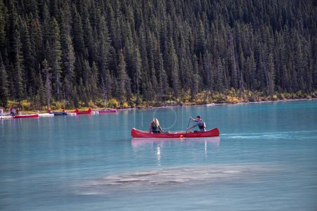 Téléchargez les photos : Vue panoramique d'un couple en canot sur le lac Louise dans le parc national Banff, Canada - en image libre de droit