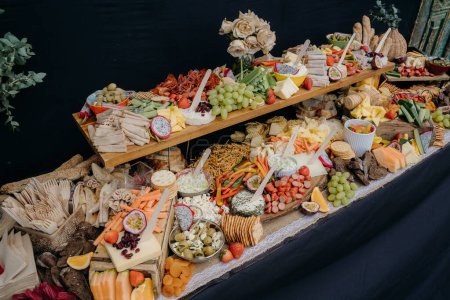 Foto de Un primer plano de una mesa buffet con diferentes aperitivos - Imagen libre de derechos