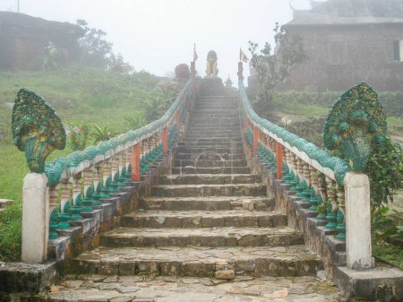Téléchargez les photos : Brouillard recouvrant doucement les escaliers allant au temple Wat Sampov Pram au sommet des montagnes de Bokor au Kampot, Cambodge - en image libre de droit